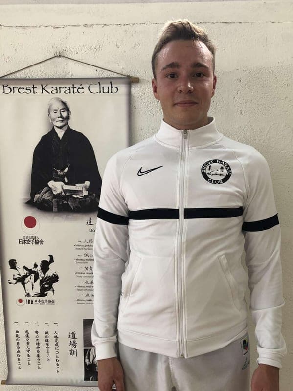 Portrait de Vincent Levier, 2e dan, enseignant karaté enfants et sportif combats